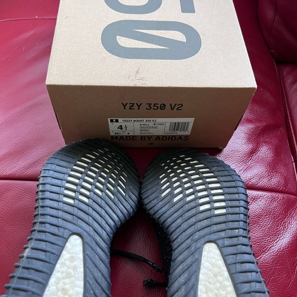 Authentic Yeezy Boost 350 V2 - Picture 2 of 5